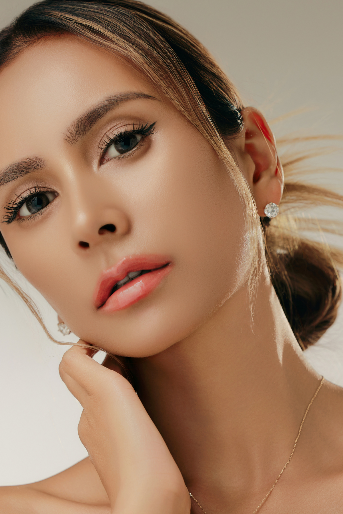 2.0カラットラウンドブリリアントピアス – M. Anela