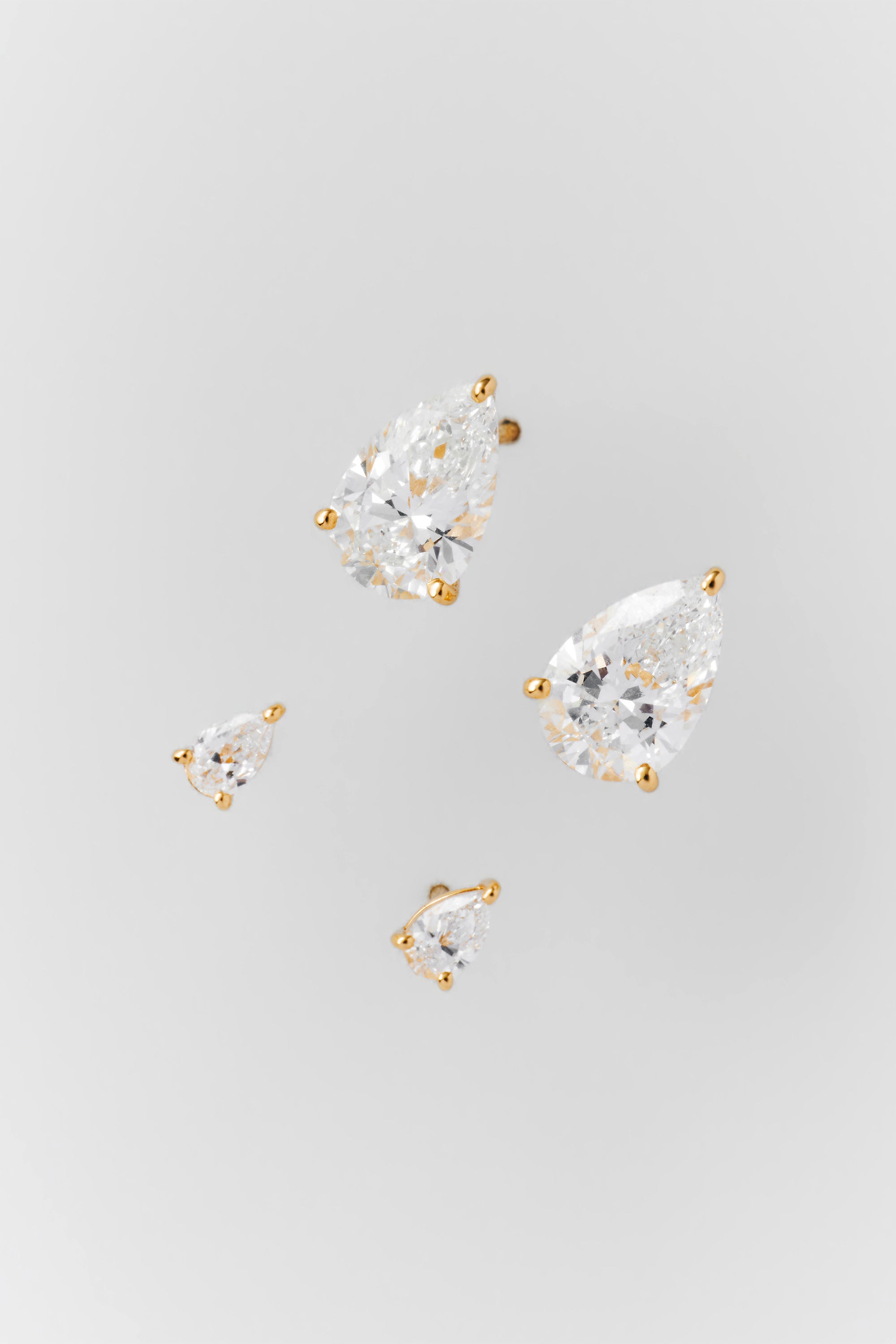 0.09カラットペアシェイプピアス